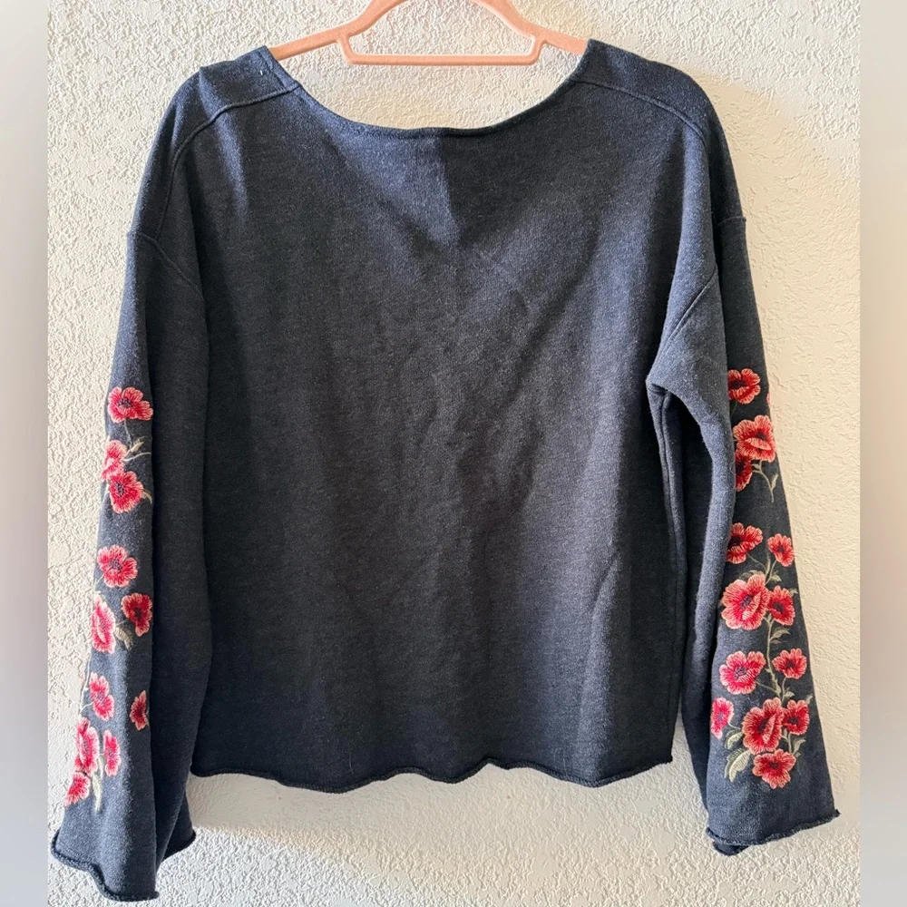 AMERICAN EAGLE‎ OUTFITTERS Floral Embroidered Bell Long Sleeve Sweater Sz Medium